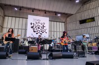 元メンバーが加わったカーネーション。写真左から大田譲（B）、矢部浩志（Dr）、ロベルト小山（Sax）、直枝政広（Vo, G） 、鳥羽修（G）。（撮影：石田昌隆）