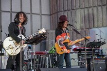 曽我部恵一（Vo, G / サニーデイ・サービス）と直枝政広（Vo, G）（撮影：石田昌隆）