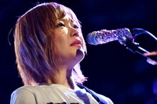 涙を流す藤田恵名。