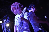 背中合わせでギターをかき鳴らす藤田恵名（左）と田渕ガー子（右）。