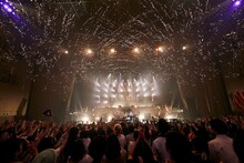 「Official髭男dism one-man tour 2018」東京・中野サンプラザホール公演の様子。（撮影：椋尾詩）