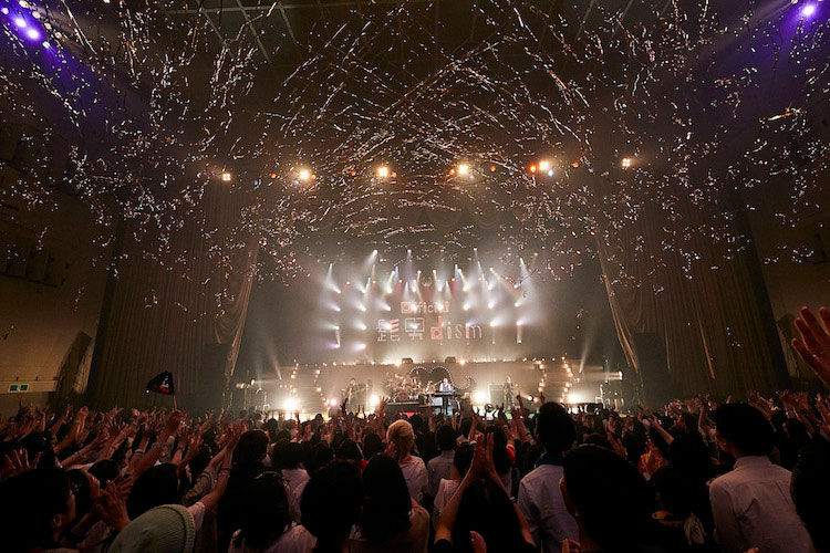 「Official髭男dism one-man tour 2018」東京・中野サンプラザホール公演の様子。（撮影：椋尾詩）
