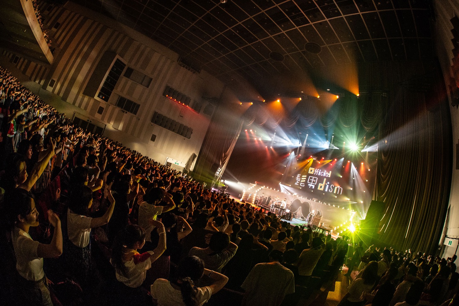 「Official髭男dism one-man tour 2018」東京・中野サンプラザホール公演の様子。（Photo by TAKAHIRO TAKINAMI）