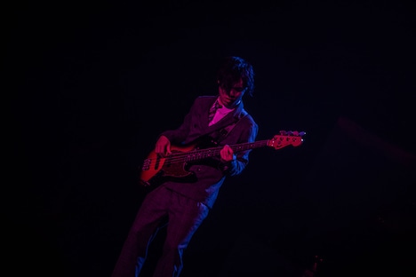 楢崎誠(B, Sax)(Photo by TAKAHIRO TAKINAMI)