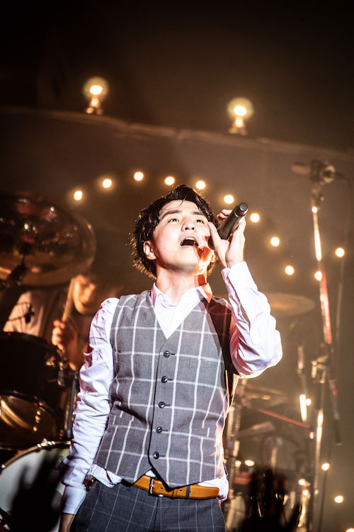 藤原聡（Vo, Key）（Photo by TAKAHIRO TAKINAMI）