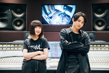 左から吉田凜音、SKY-HI。