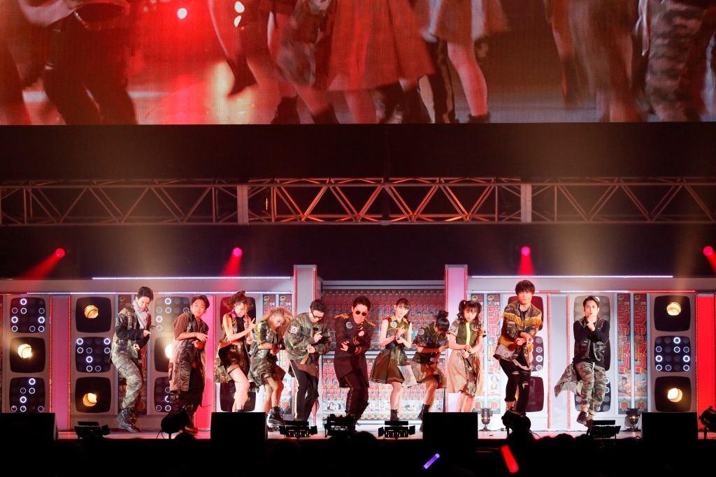 「JUMP MUSIC FESTA」でのチームしゃちほこ×RADIO FISHのライブの様子。