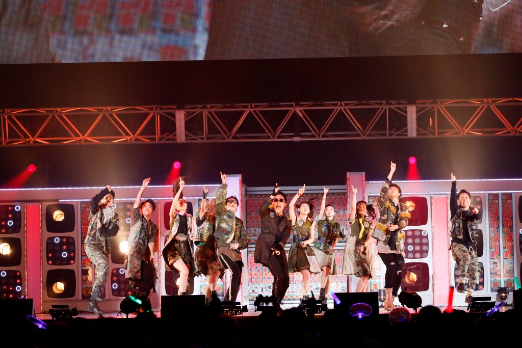 「JUMP MUSIC FESTA」でのチームしゃちほこ×RADIO FISHのライブの様子。