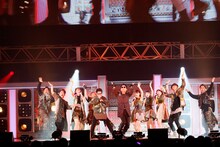 「JUMP MUSIC FESTA」でのチームしゃちほこ×RADIO FISHのライブの様子。