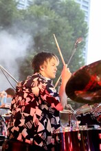 新保恵大（Dr）（Photo by Viola Kam[V'z Twinkle]）