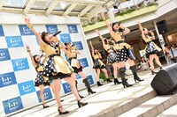 はちみつロケット「はちロケと平成最後の夏優勝しようツアー」埼玉・ららぽーと新三郷 スカイガーデンステージ公演の様子。