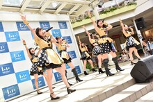 はちみつロケット「はちロケと平成最後の夏優勝しようツアー」埼玉・ららぽーと新三郷 スカイガーデンステージ公演の様子。