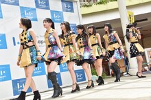 はちみつロケット「はちロケと平成最後の夏優勝しようツアー」埼玉・ららぽーと新三郷 スカイガーデンステージ公演の様子。