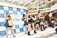 はちみつロケット「はちロケと平成最後の夏優勝しようツアー」埼玉・ららぽーと新三郷 スカイガーデンステージ公演の様子。