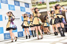 はちみつロケット「はちロケと平成最後の夏優勝しようツアー」埼玉・ららぽーと新三郷 スカイガーデンステージ公演の様子。