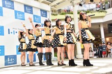 はちみつロケット「はちロケと平成最後の夏優勝しようツアー」埼玉・ららぽーと新三郷 スカイガーデンステージ公演の様子。