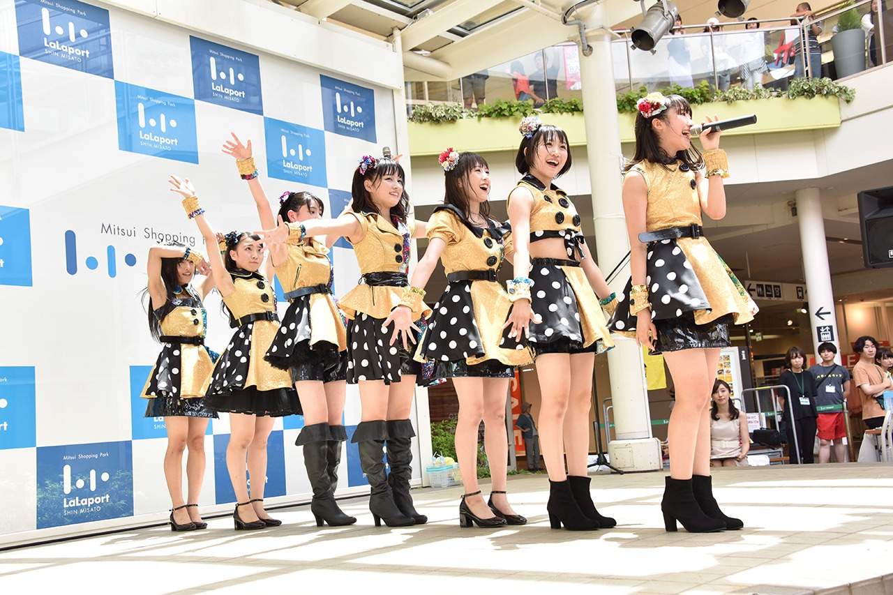 はちみつロケット「はちロケと平成最後の夏優勝しようツアー」埼玉・ららぽーと新三郷 スカイガーデンステージ公演の様子。