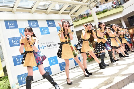 はちみつロケット「はちロケと平成最後の夏優勝しようツアー」埼玉・ららぽーと新三郷 スカイガーデンステージ公演の様子。