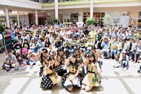 ロケッターと記念撮影するはちみつロケット。