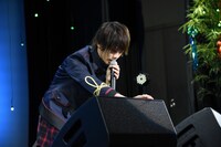 カバー曲の歌詞カードを貼る山崎悠稀。