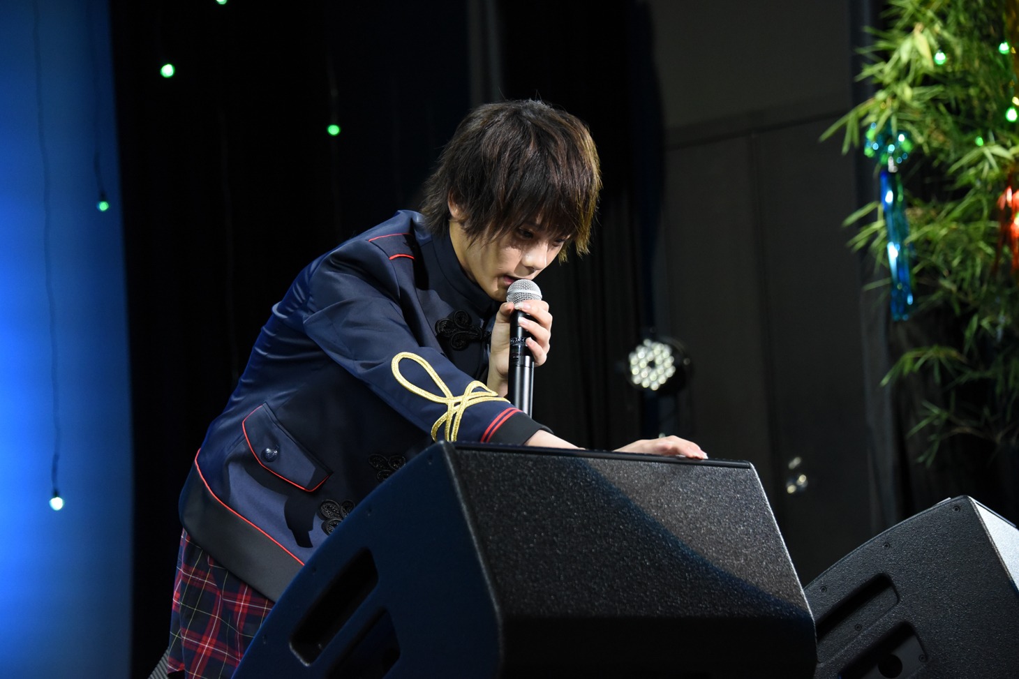 カバー曲の歌詞カードを貼る山崎悠稀。