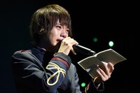 手紙で思いを伝える山崎悠稀。