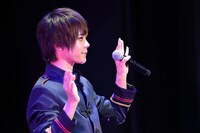 ファンに手を振る山崎悠稀。