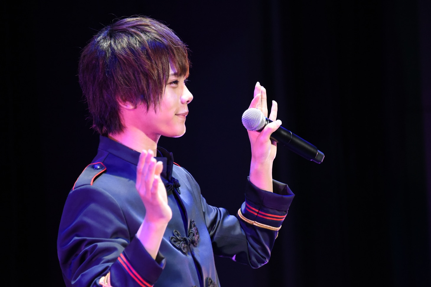 ファンに手を振る山崎悠稀。