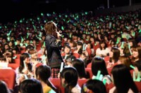 客席で「ラブソングがうたえない」を歌う山崎悠稀。