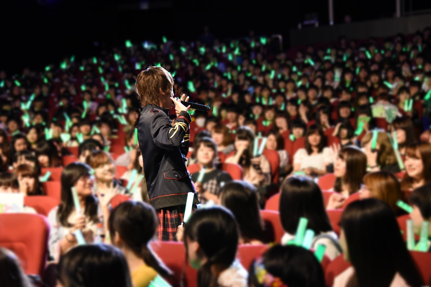 客席で「ラブソングがうたえない」を歌う山崎悠稀。