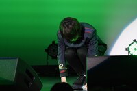 最後の曲を歌い終え、マイクを置く山崎悠稀。