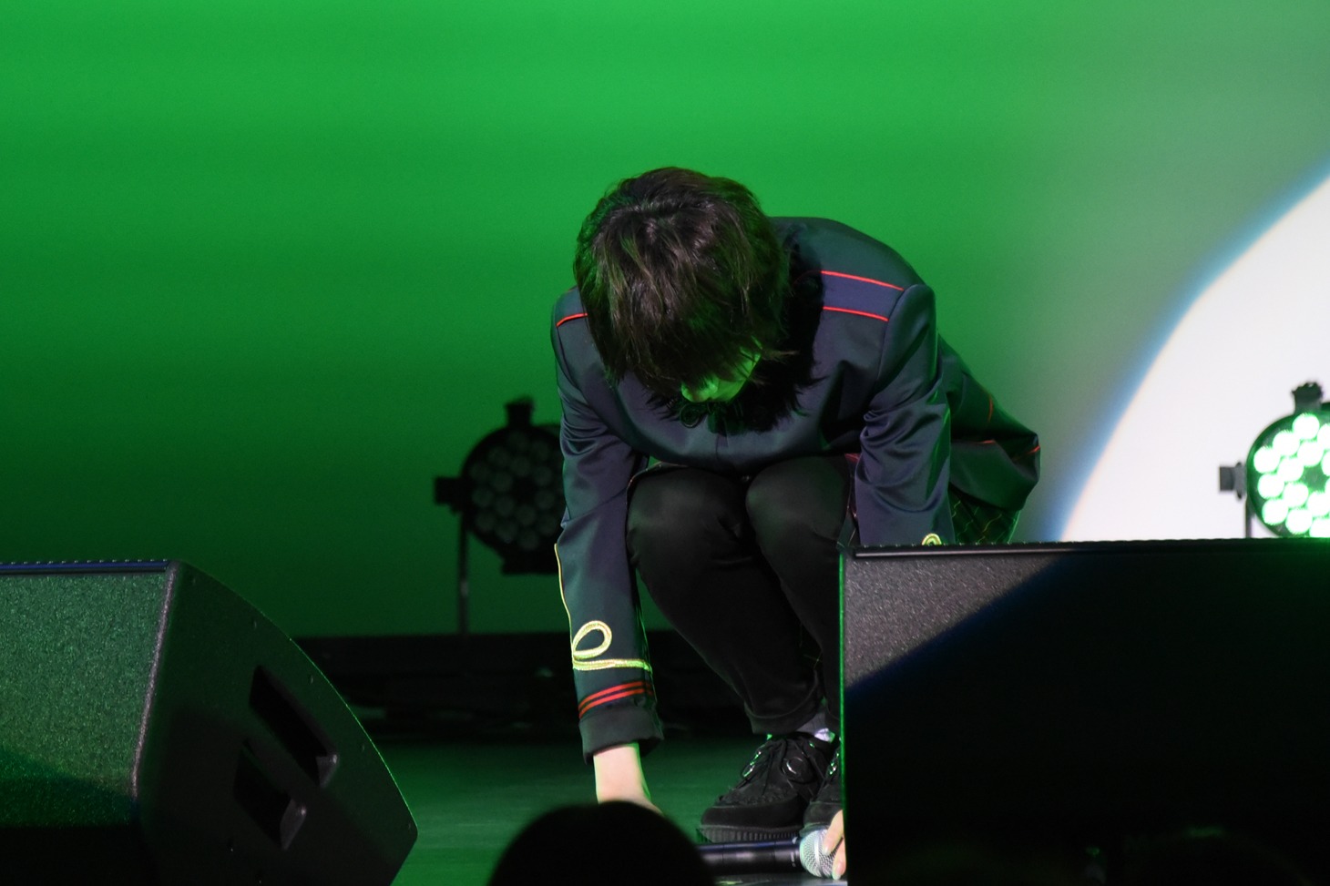 最後の曲を歌い終え、マイクを置く山崎悠稀。