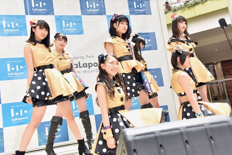 はちみつロケット「はちロケと平成最後の夏優勝しようツアー」埼玉・ららぽーと新三郷 スカイガーデンステージ公演の様子。