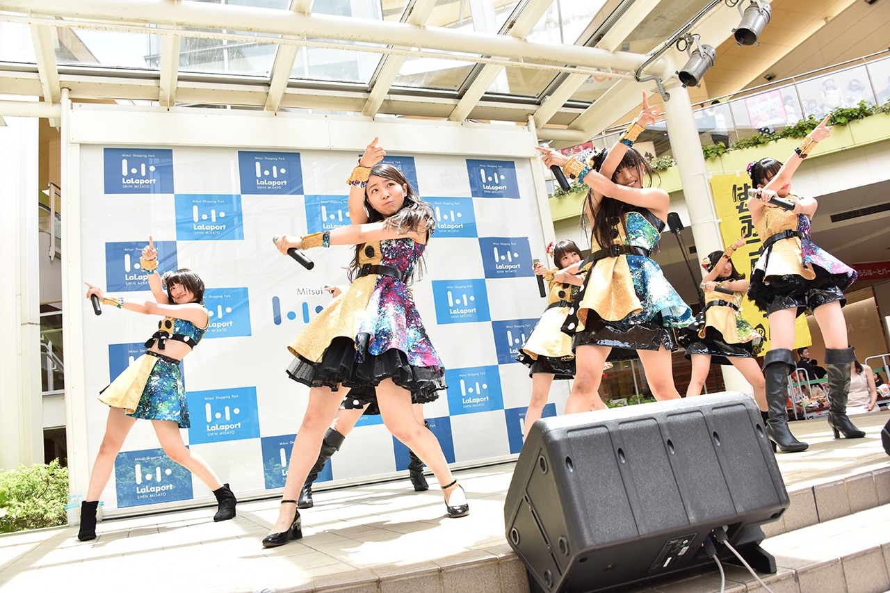 はちみつロケット「はちロケと平成最後の夏優勝しようツアー」埼玉・ららぽーと新三郷 スカイガーデンステージ公演の様子。