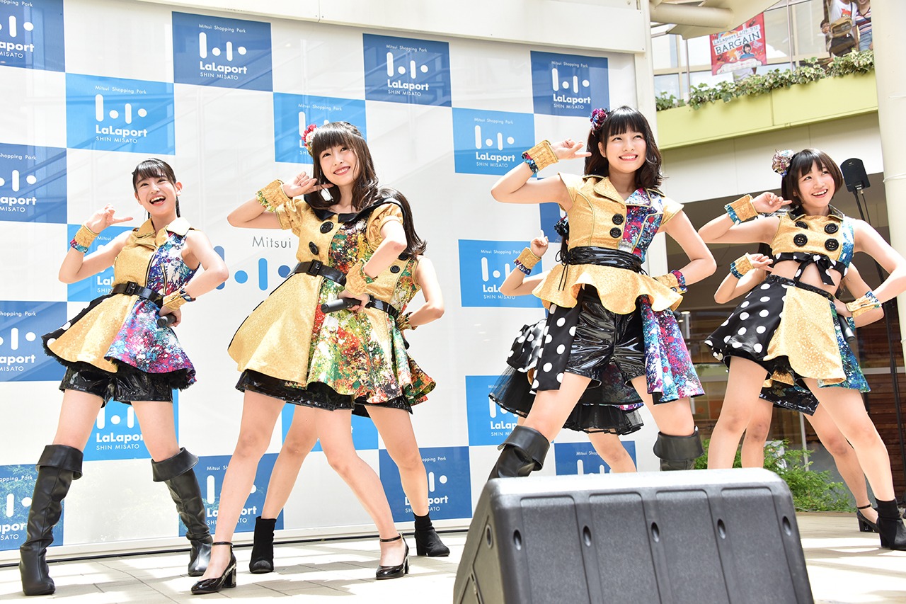 はちみつロケット「はちロケと平成最後の夏優勝しようツアー」埼玉・ららぽーと新三郷 スカイガーデンステージ公演の様子。