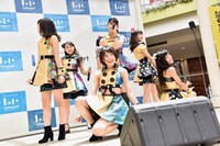 はちみつロケット「はちロケと平成最後の夏優勝しようツアー」埼玉・ららぽーと新三郷 スカイガーデンステージ公演の様子。