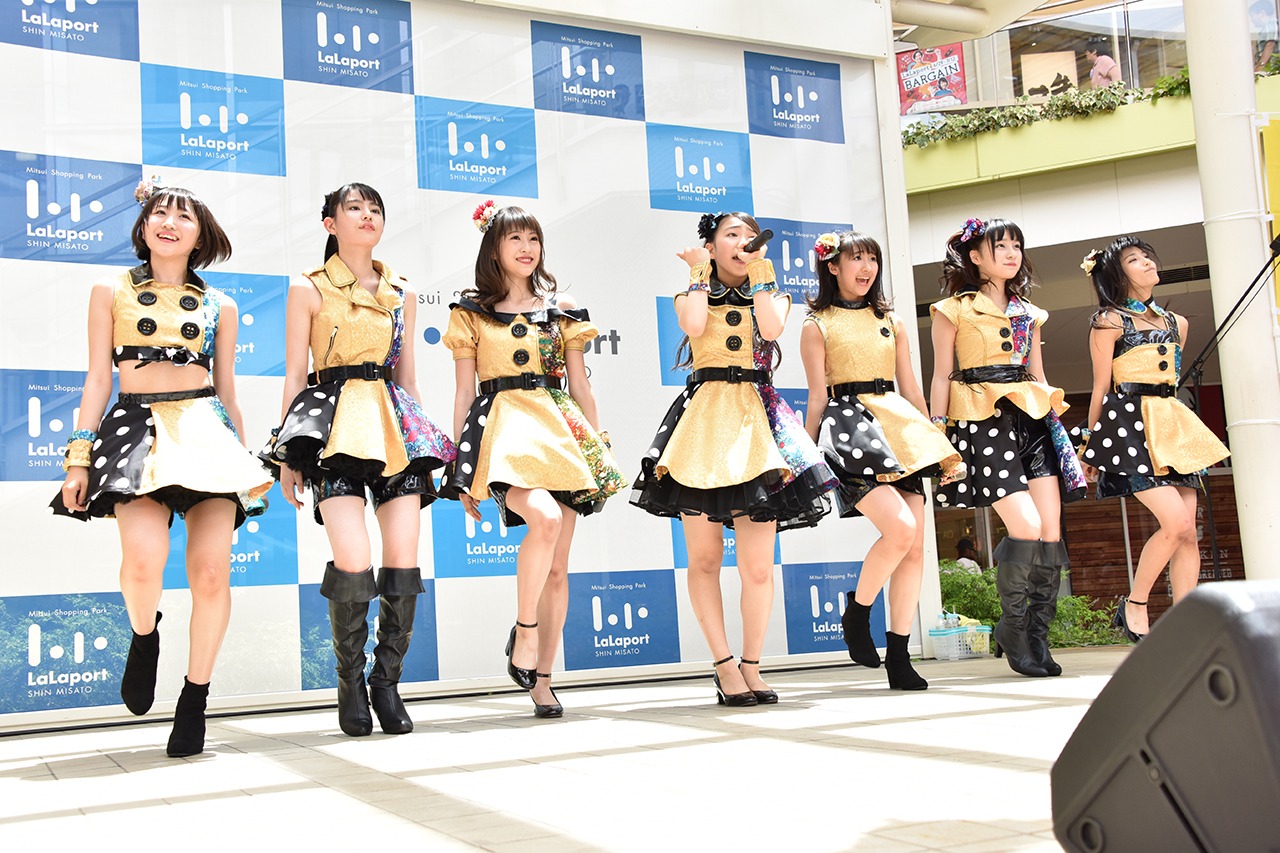 はちみつロケット「はちロケと平成最後の夏優勝しようツアー」埼玉・ららぽーと新三郷 スカイガーデンステージ公演の様子。