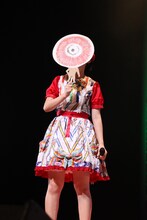 目玉おやじに扮した小林歌穂。（写真提供：SMEレコーズ）