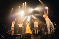 Czecho No Republicと芦沢ムネト。（Photo by Tetsuya Yamakawa）