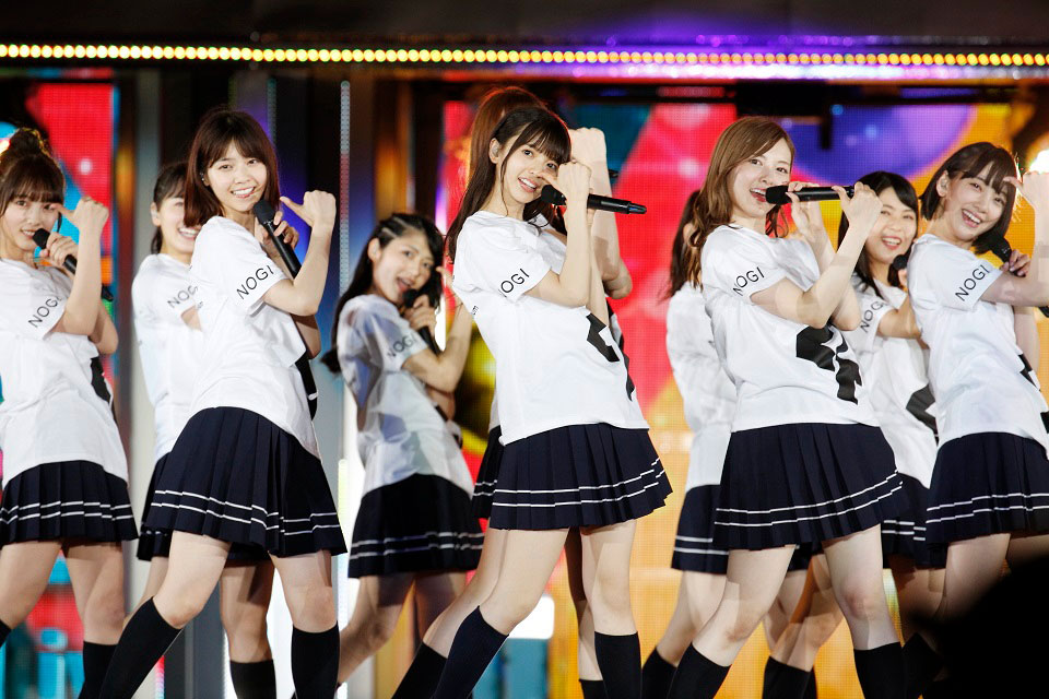 人気画像2位は「乃木坂46、神宮球場と秩父宮ラグビー場をシンクロさせたバースデーライブ」より、「乃木坂46 6th YEAR BIRTHDAY LIVE」の様子。