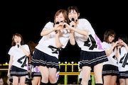 人気画像3位は「乃木坂46、神宮球場と秩父宮ラグビー場をシンクロさせたバースデーライブ」より、手前左から白石麻衣、松村沙友理。