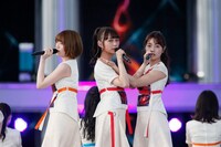 人気画像9位は「乃木坂46、神宮球場と秩父宮ラグビー場をシンクロさせたバースデーライブ」より、左から中田花奈、鈴木絢音、斉藤優里。