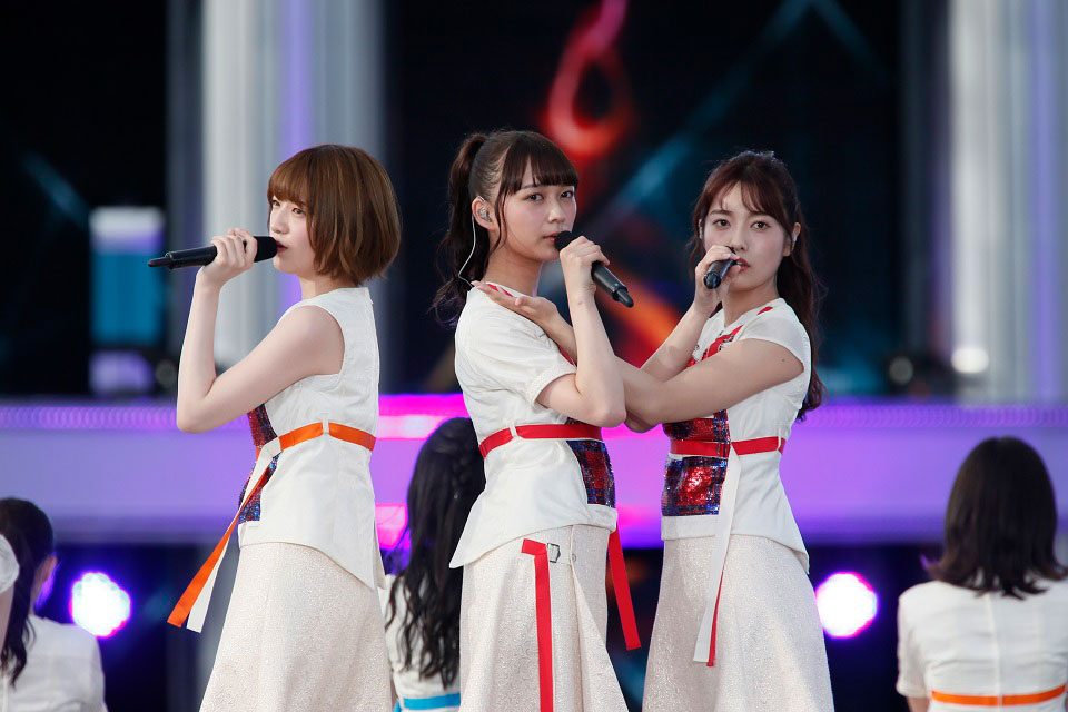 左から中田花奈、鈴木絢音、斉藤優里。