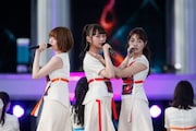 人気画像9位は「乃木坂46、神宮球場と秩父宮ラグビー場をシンクロさせたバースデーライブ」より、左から中田花奈、鈴木絢音、斉藤優里。