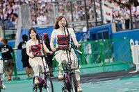 人気画像4位は「乃木坂46、神宮球場と秩父宮ラグビー場をシンクロさせたバースデーライブ」より、自転車に乗って移動する白石麻衣（手前）と星野みなみ（奥）。