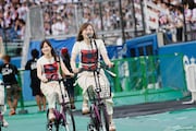 人気画像4位は「乃木坂46、神宮球場と秩父宮ラグビー場をシンクロさせたバースデーライブ」より、自転車に乗って移動する白石麻衣(手前)と星野みなみ(奥)。