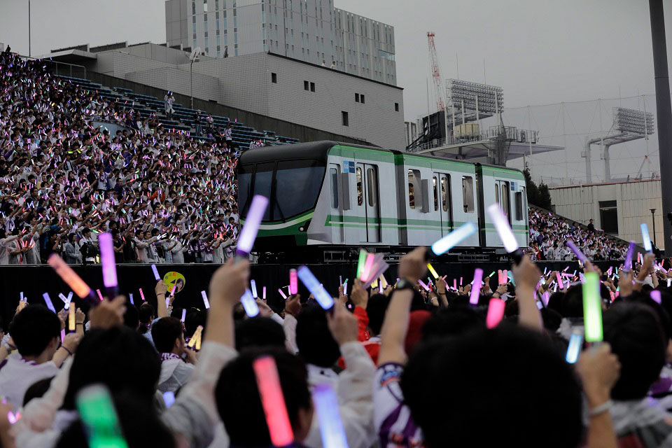 人気画像5位は「乃木坂46、神宮球場と秩父宮ラグビー場をシンクロさせたバースデーライブ」より、「乃木坂46 6th YEAR BIRTHDAY LIVE」の様子。