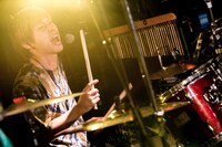 スケロク（Dr, Cho）（Photo by Akira"TERU"Sugihara）