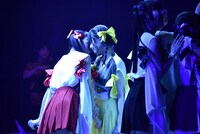 唇を近付ける古川未鈴（左）と鹿目凛（右）。