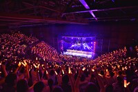 オレンジ色に染まる河口湖ステラシアター。